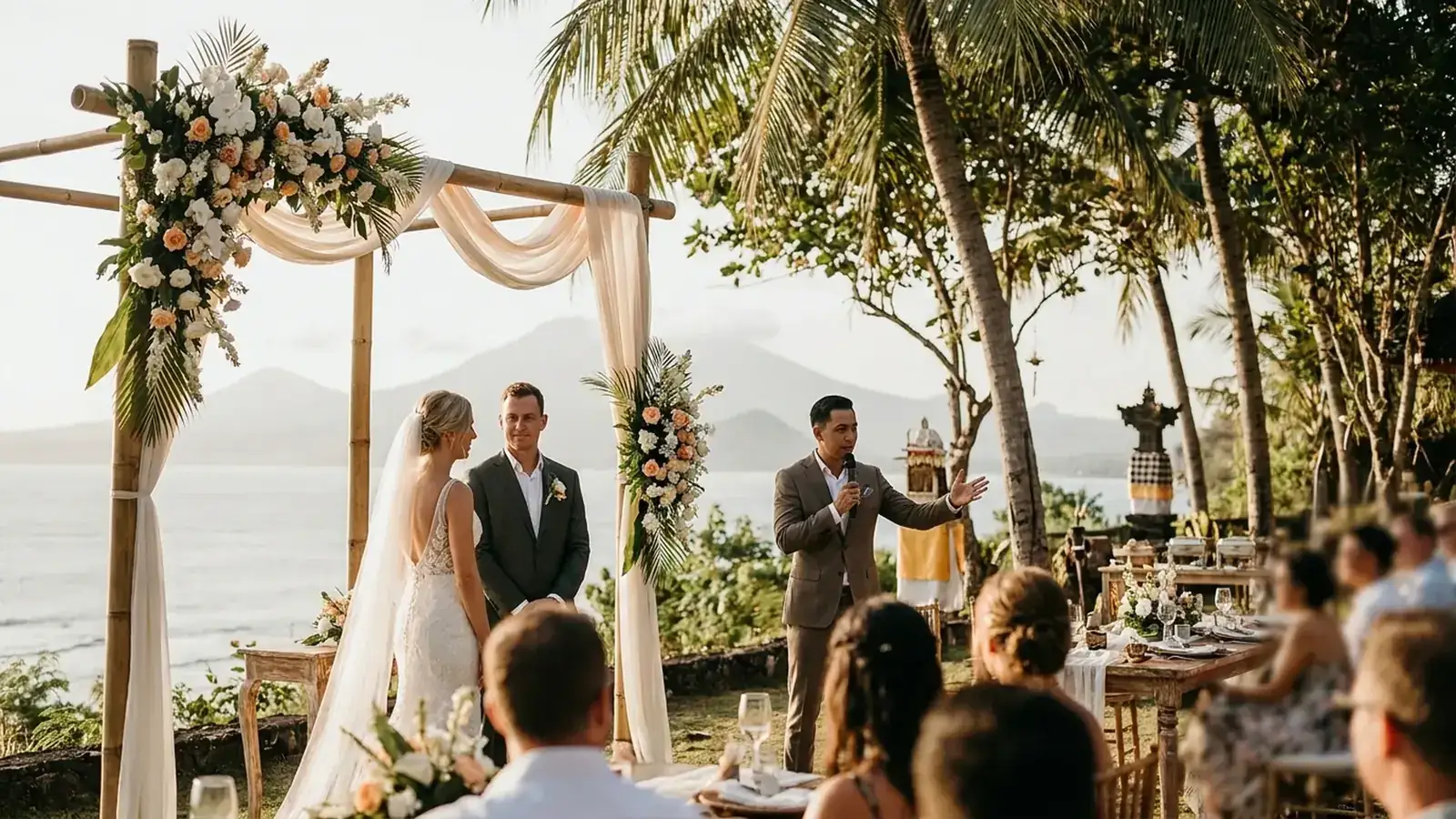 Russischsprachiger Moderator leitet ein Hochzeitsbankett auf Bali