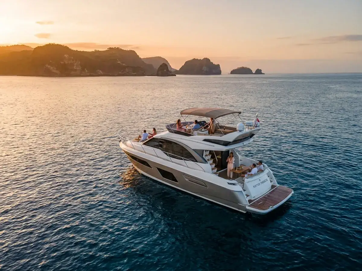 Yacht routes: Nusa Penida, Gili, sunset — kitesurfer coastal