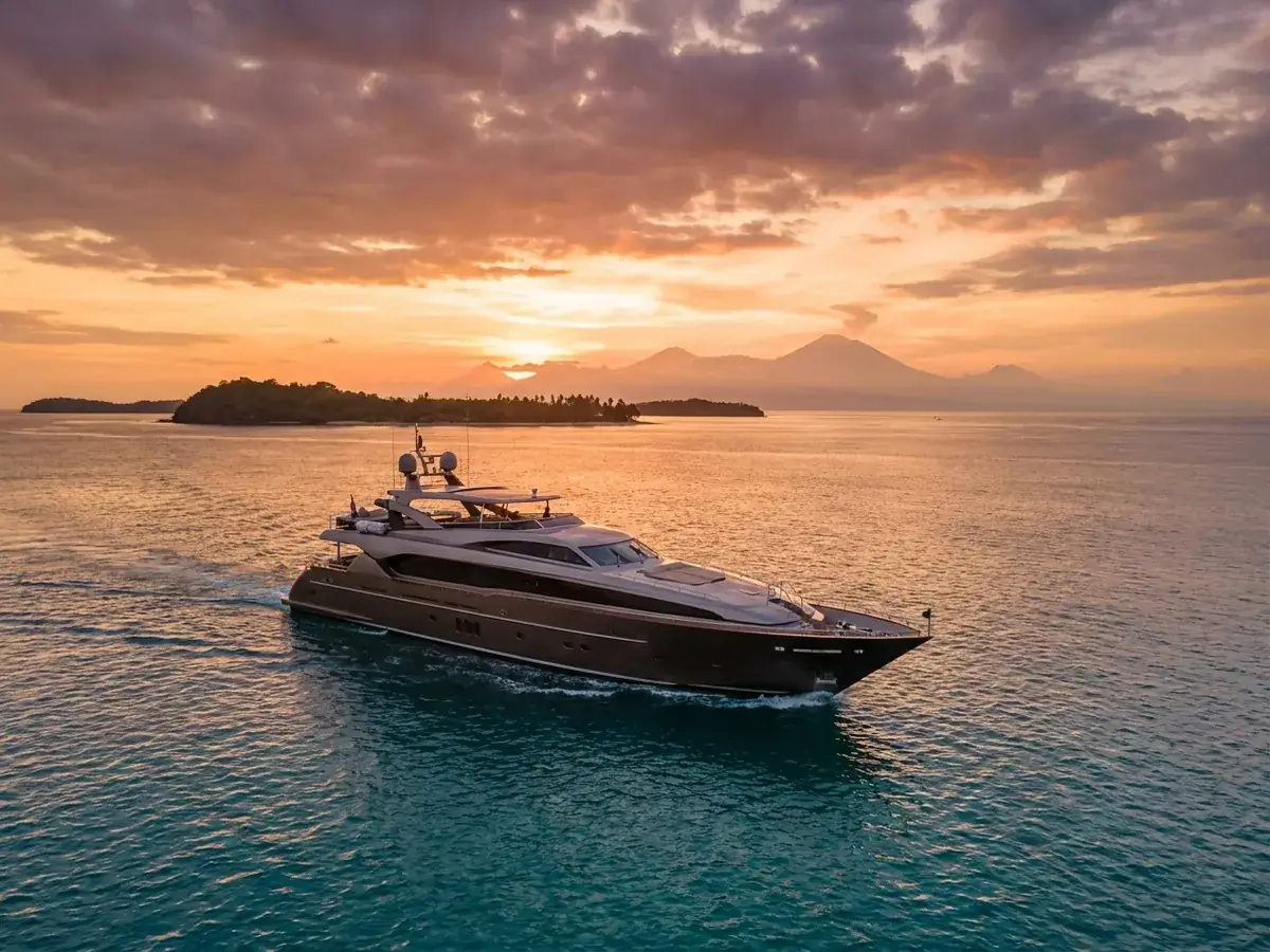 Yacht routes: Nusa Penida, Gili, sunset — bow of the yacht sunset